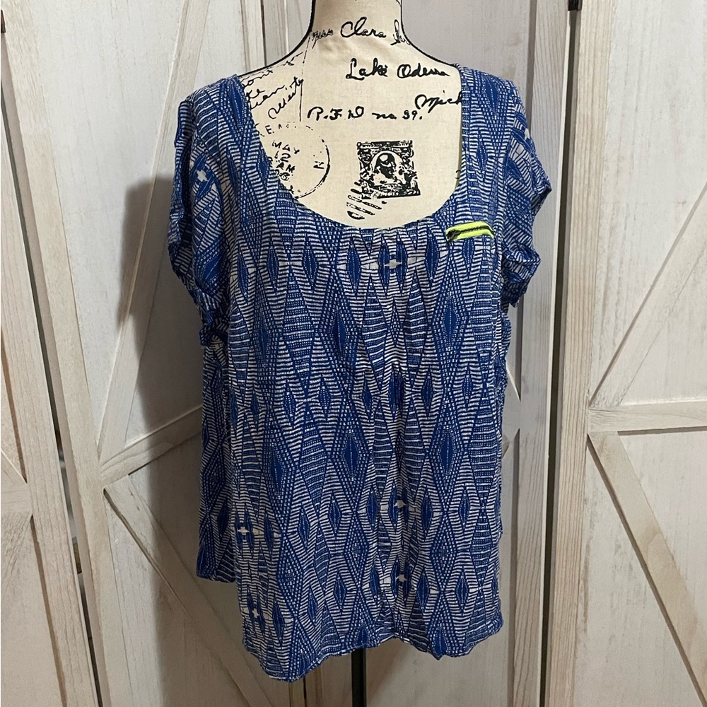 Torrid royal blue print blouse with neon accent GUC 2X